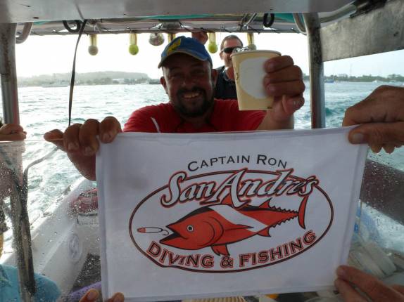 O capitão do barco, celebrando seu aniversário a caminho do mergulho com arraias em San Andrés, no caribe colombiano